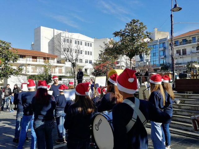Ήγουμενίτσα: Γέμισε Χριστουγεννιάτικες μελωδίες από την Μπαντίνα της Φιλαρμονικής του Δήμου