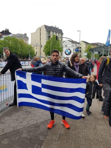 Θεσπρωτία: Ο εντυπωσιακός Παραμυθιώτης Θανάσης Ντόκος έσπασε το φράγμα των 3 ωρών υπό συνεχή βροχή στον μαραθώνιο του Αμβούργου!