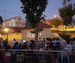 Θεσπρωτία: Αυτοσχέδιο θερινό σινεμά της ενορίας Λαδοχωρίου